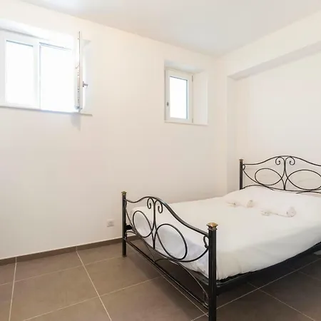 Maison De Rue Fourmilliere Antibes